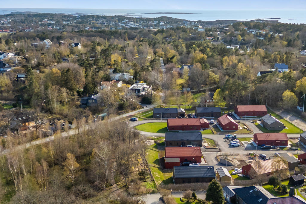 Huset är placerat längst upp i området, med vacker natur intill