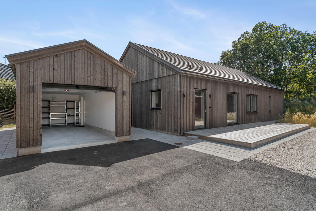 Praktiskt med välbyggt garage i direkt anslutning till entré