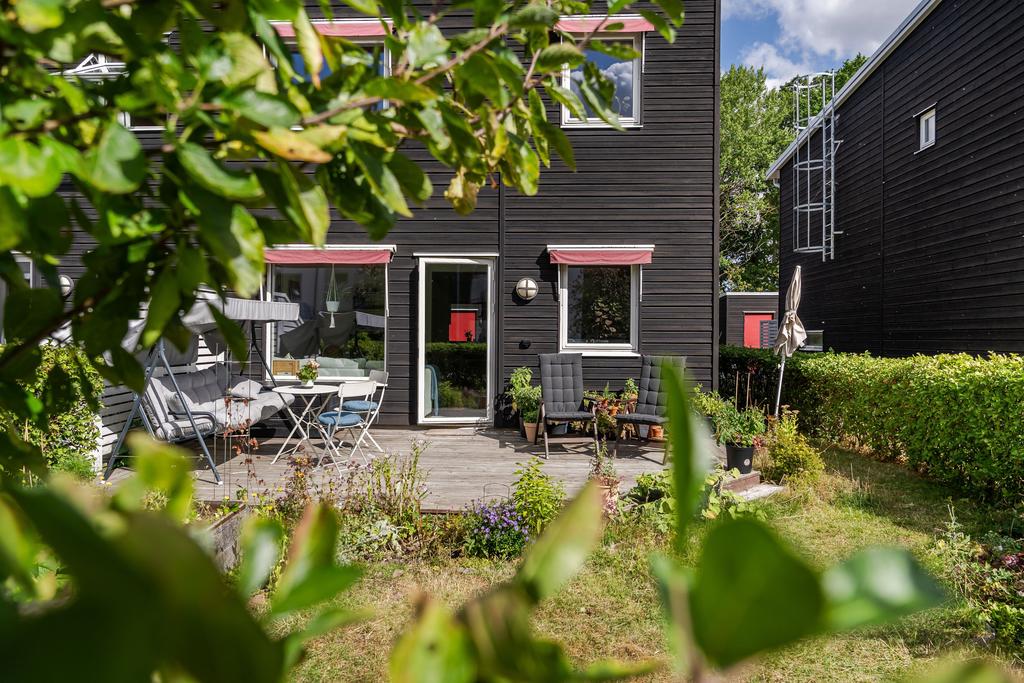 Liten trädgårdstäppa och trall på baksidan 