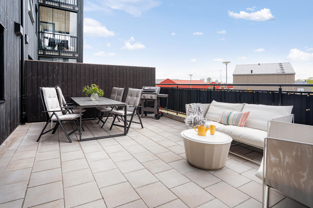 Välkommen till Trollsmultronvägen 1! Stor uteplats med utrymme för både matbord, loungemöbler och grill