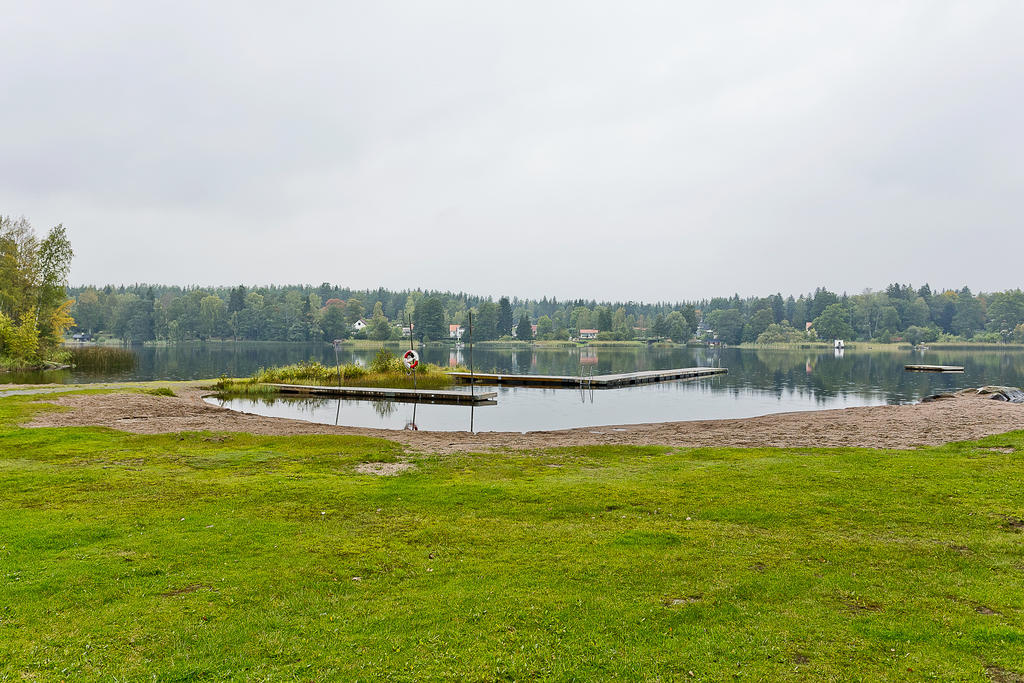 Borgardalsbadet vid Lötsjön, i Länna. 