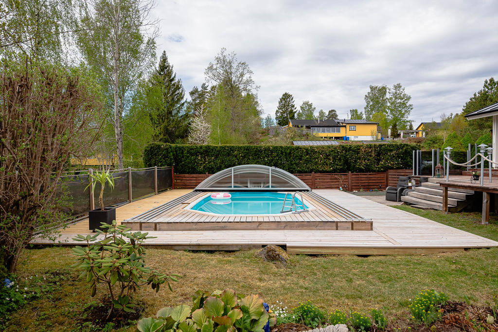 Pool med skyddande tak, för säkerhet och värmeisolering