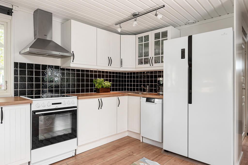 Spis med induktionshäll, smal diskmaskin och kyl/frys side-by -side