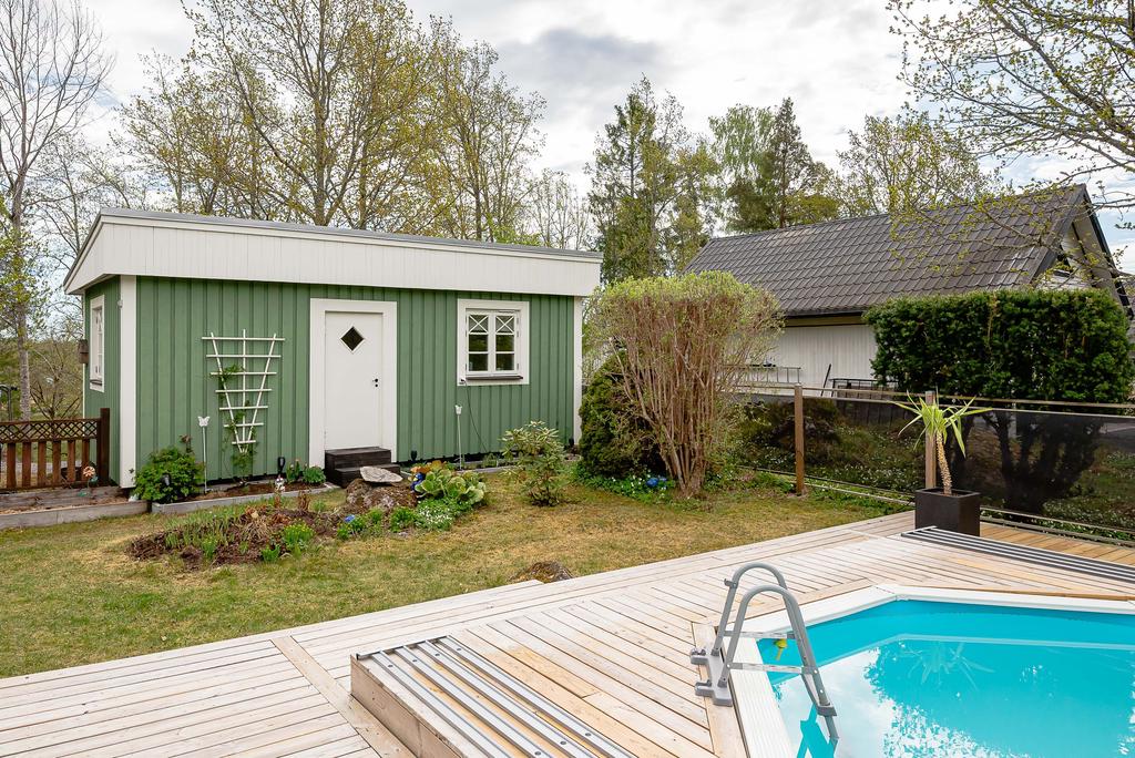 Gäststuga invid poolen