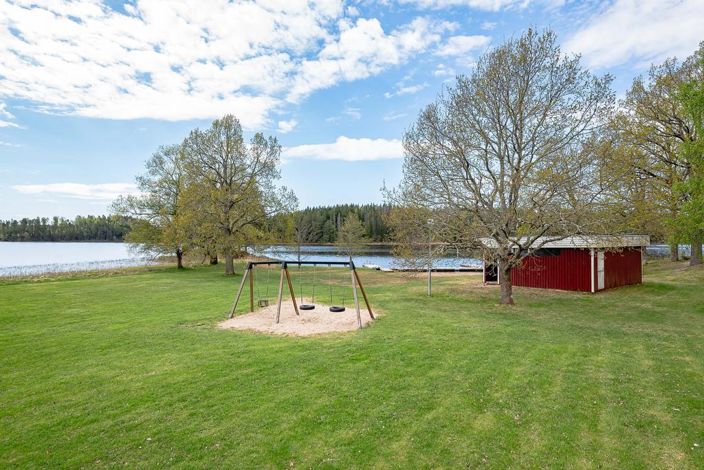 Lekplats och omklädning nere vid badet