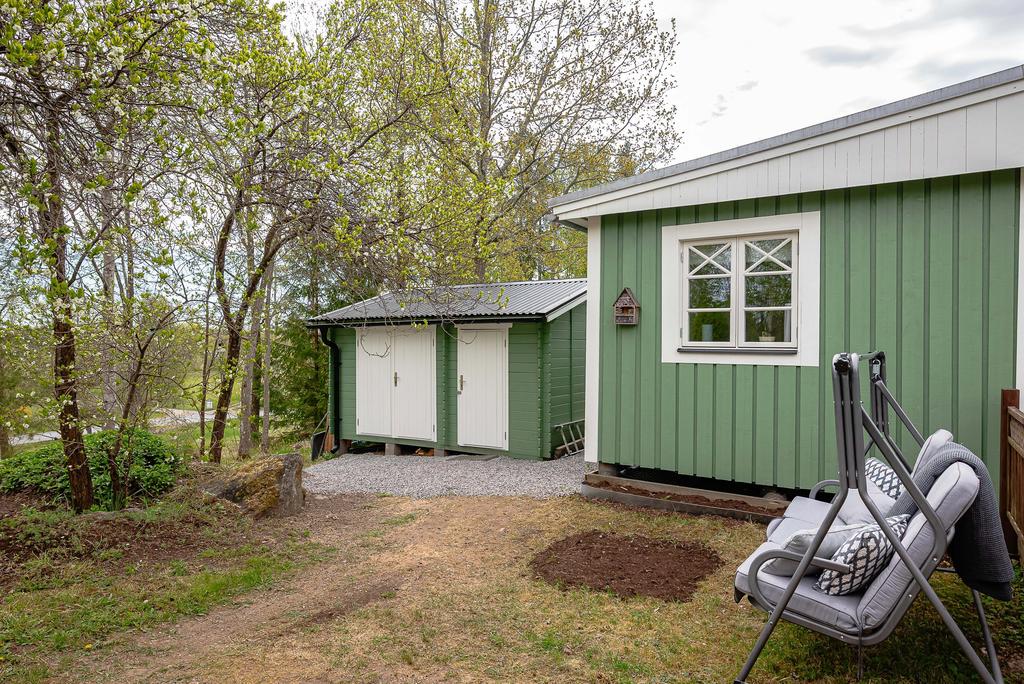 Förrådsbod bakom gäststugan