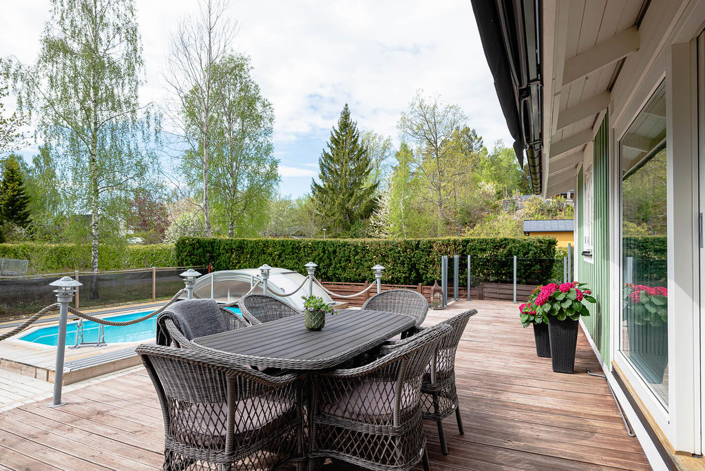 Öppen uteplats i söderläge, med terrassmarkis