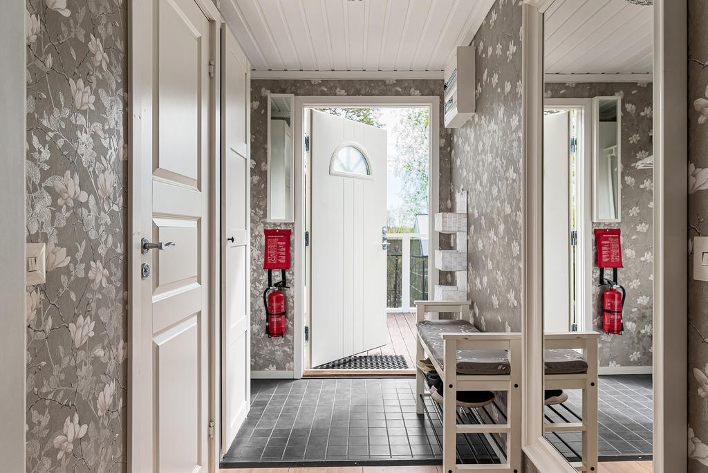 Hall med uteplats i österläge vid entrén