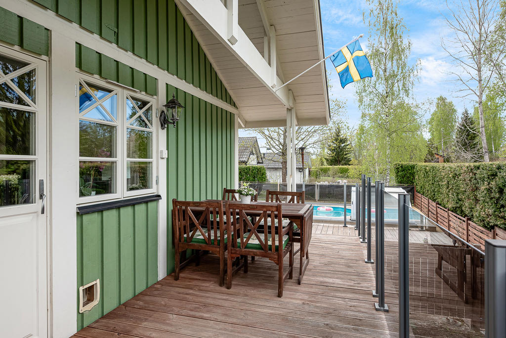 Uteplats även på husets västra sida 