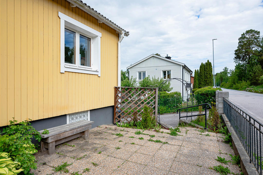 Uteplats vid entré