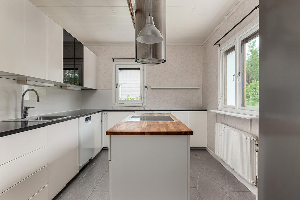 Modernt kökm med köksö