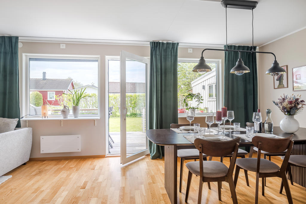 Vardagsrummet har utgång till den sköna altanen i söderläge