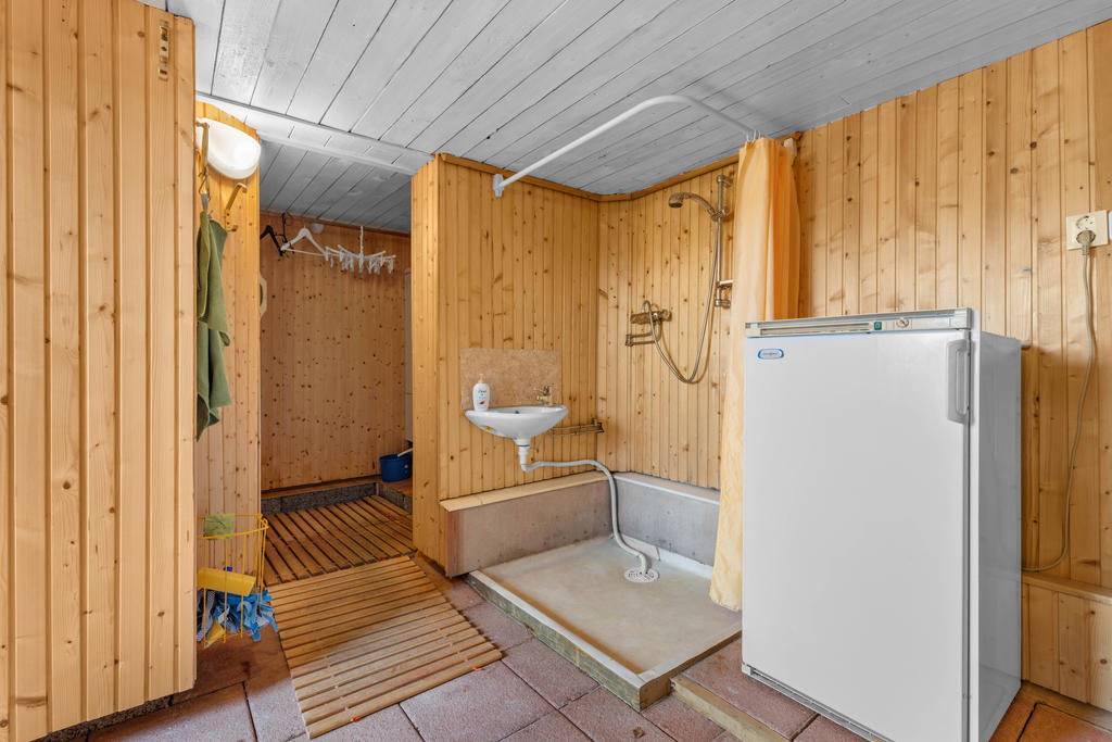 Källare under del av huset. Här finns tvättstuga med tvättmaskin, handfat och dusch