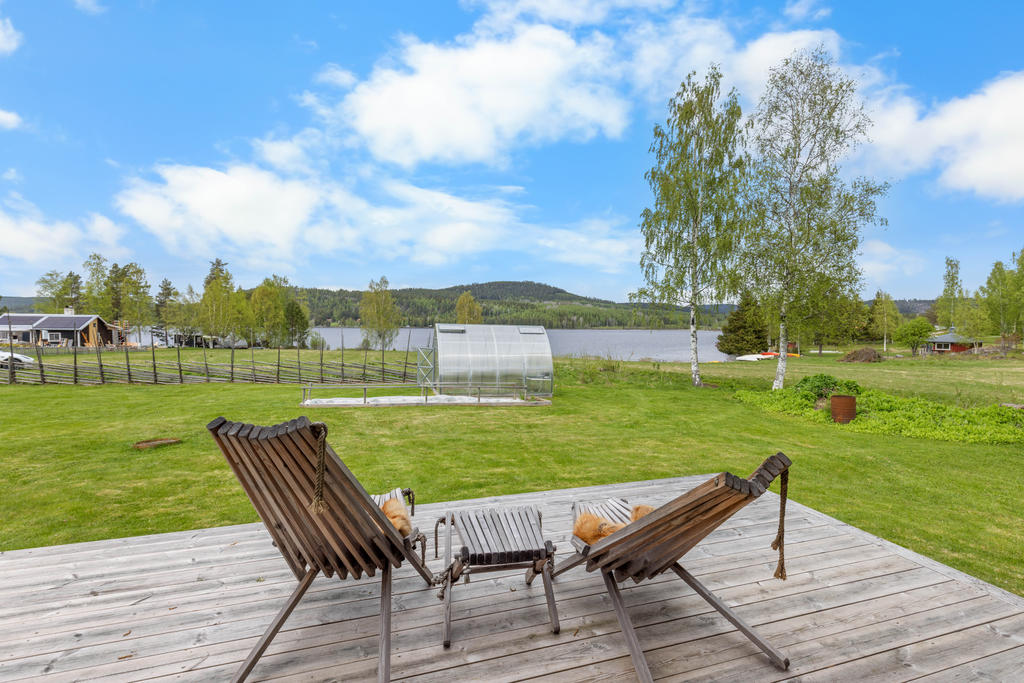 Soldäck vid entrén till gäststugan