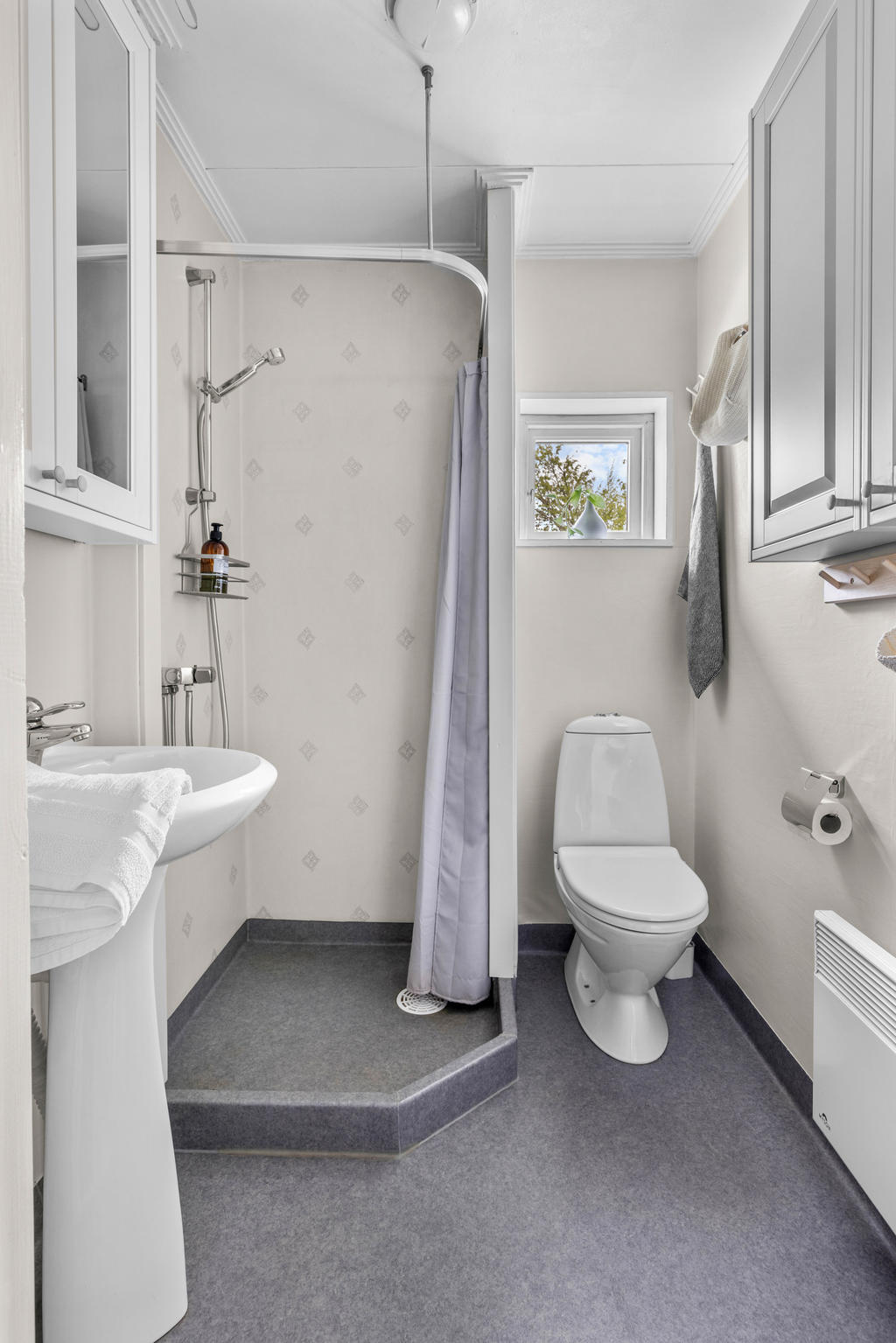 Duschrum med wc, handfat och dusch