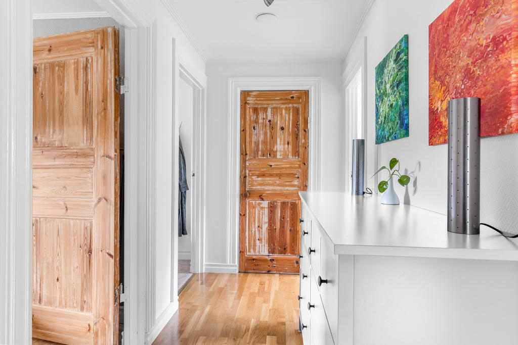 Hall innanför köket med ingång till samtliga sovrum