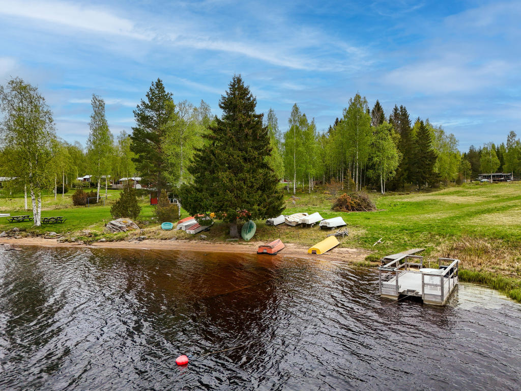 Gemensam badstrand i området ett stenkast från stugan