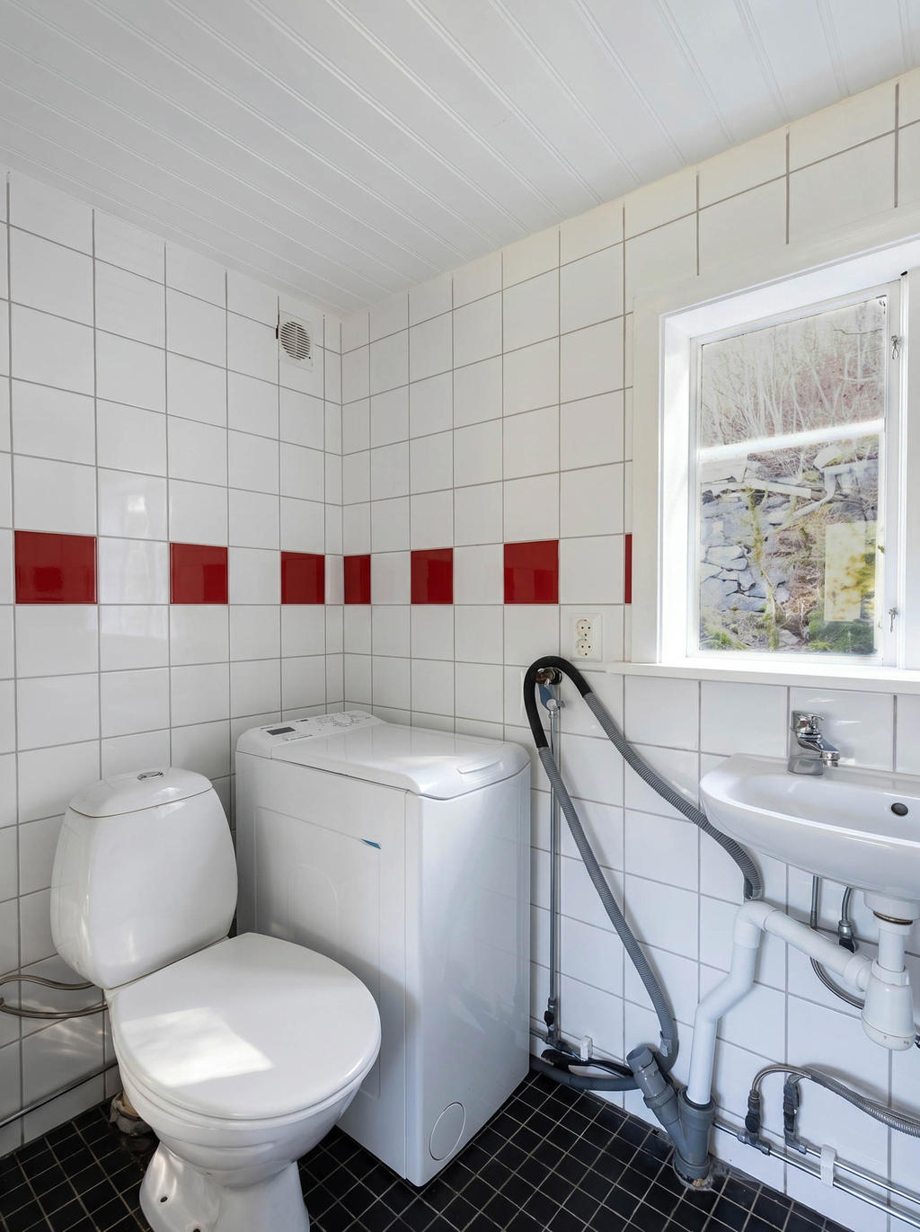 Helkaklat badrum med tvättmaskin...