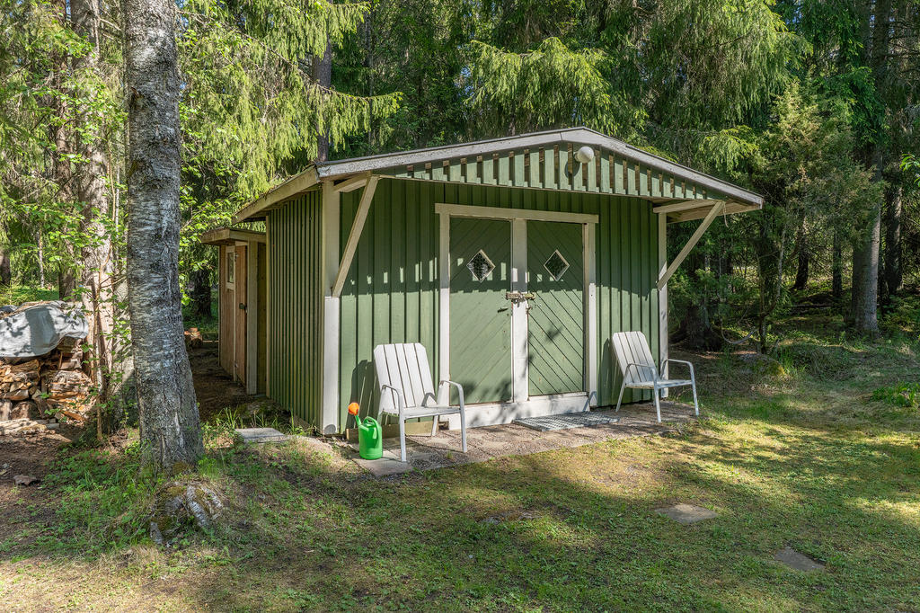 En rymlig bod som består av två separata utrymmen.