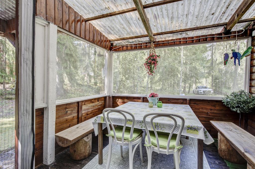 Skyddad veranda vid stugans entré. 