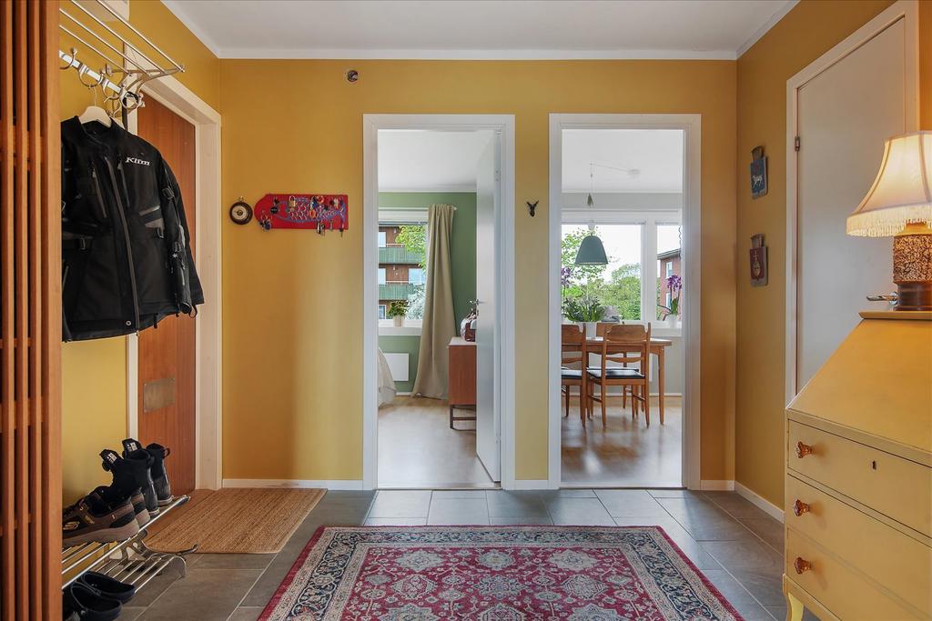 Hall med vy mot sovrum och kök
