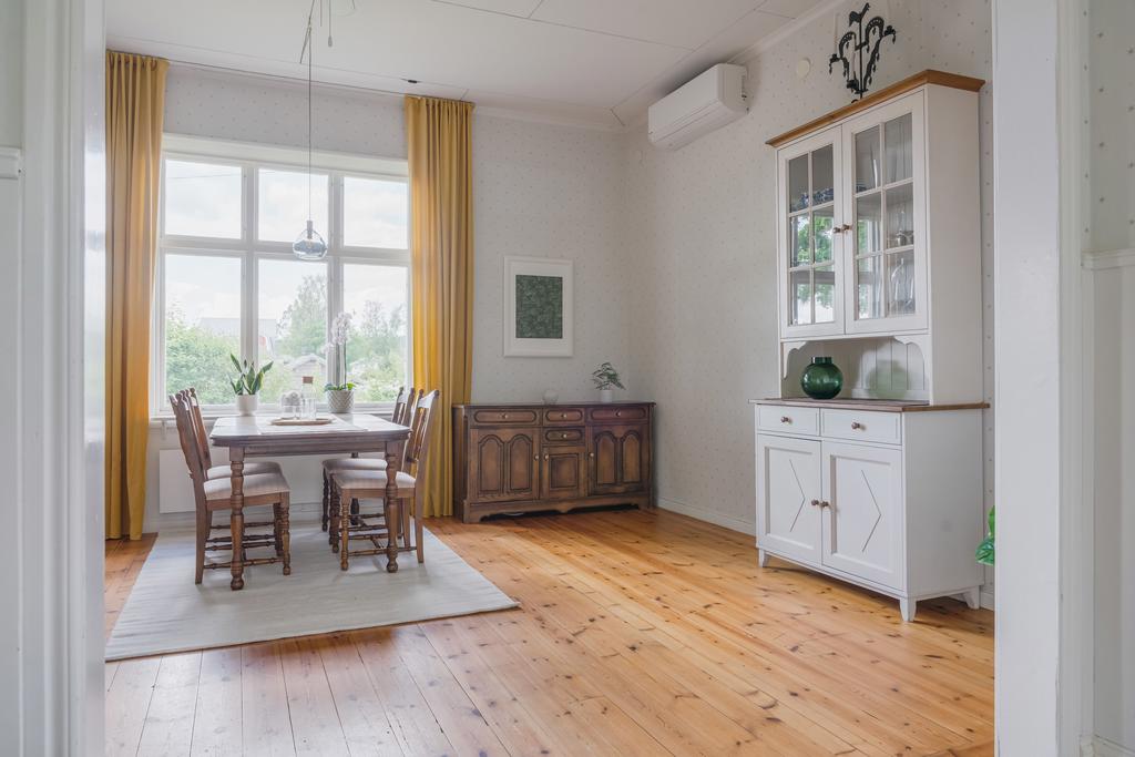 Här finns generösa ytor som gör det enkelt att samla familj och vänner kring större middagar och festligheter.