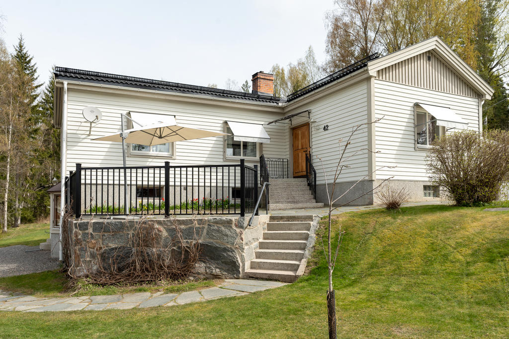 Framsida huset med fin uteplats 