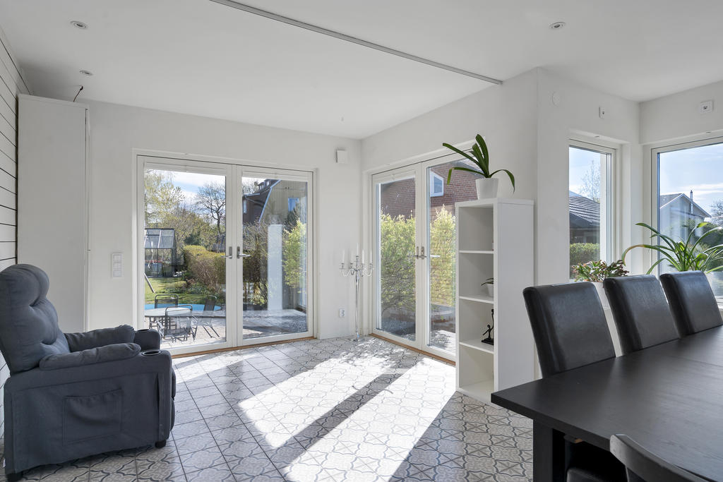 Vinterträdgård med utgång till trädgården