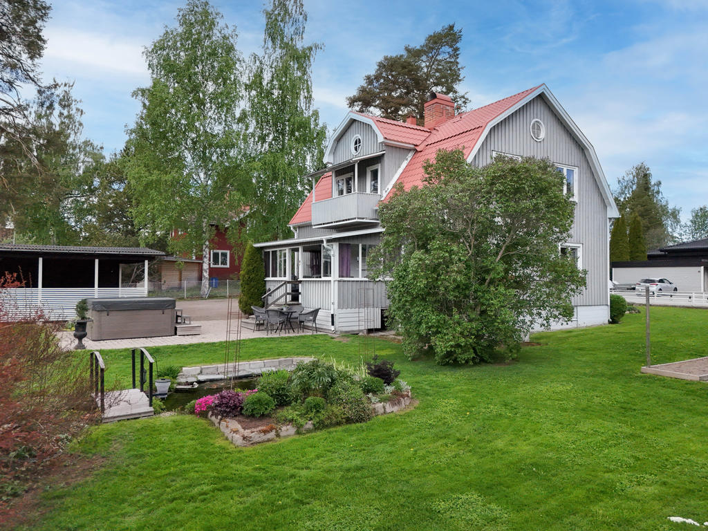 Välskött trädgård med bl.a fiskedamm och perenner. 