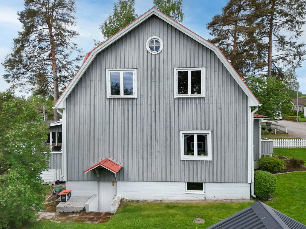Fasad i öst med ingång till källare. 
