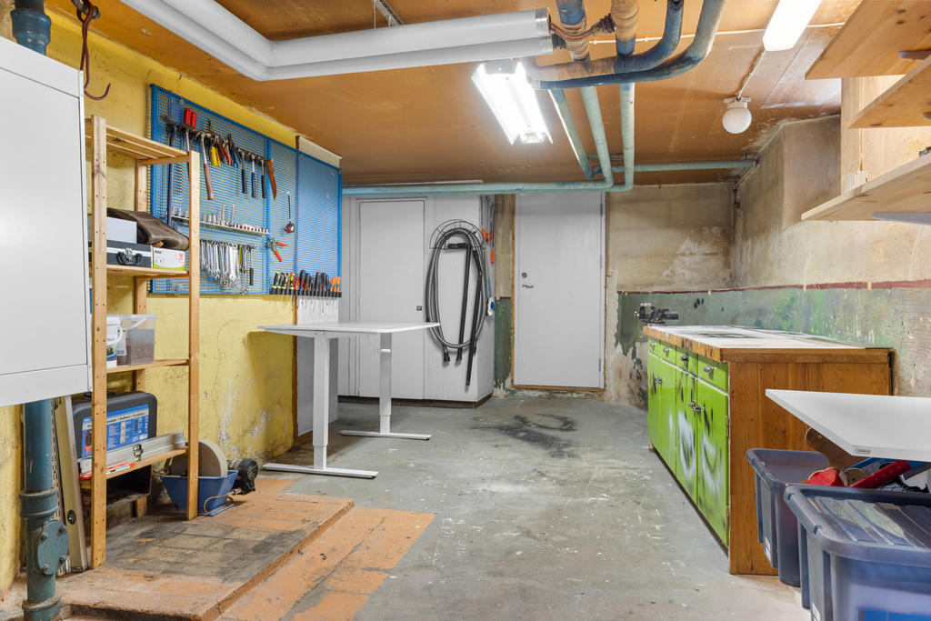 Hobby/pannrum i källare. 