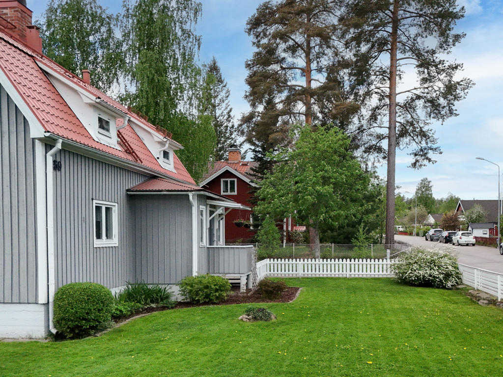 Tomt i norr längs med Hamrevägen. 