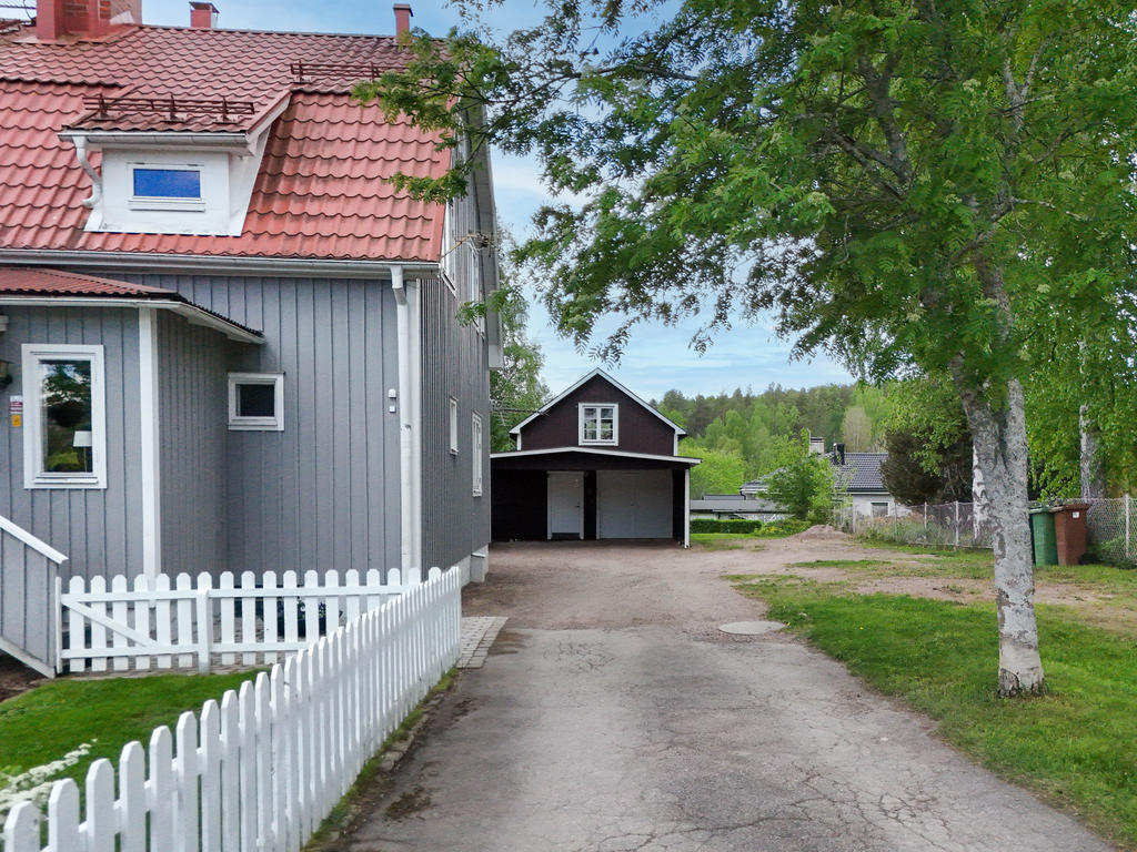 Infart till tomten med carport rakt fram. 