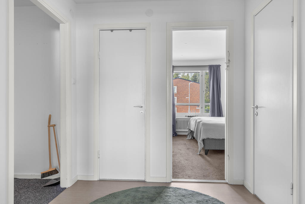 Vy igenom den inre hallen mot klädskrubb, sovrum och dusch/toalett. 