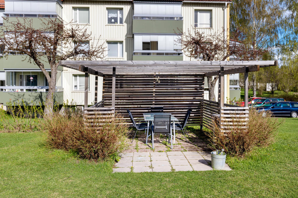 En av två gemensamma uteplatser på föreningens innergård. 