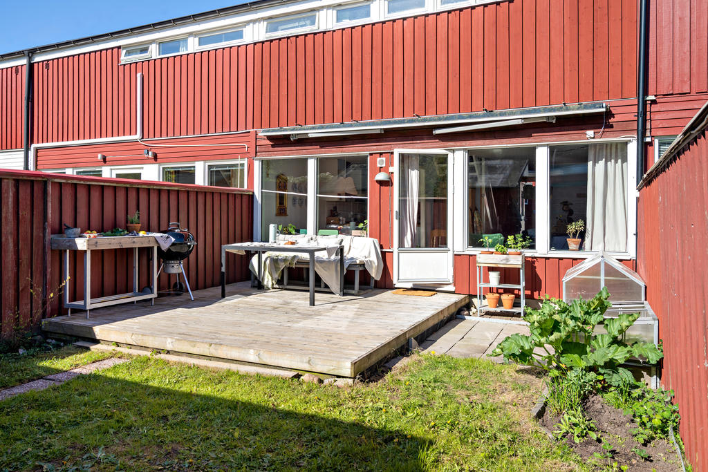 Välkomna till detta kvadratsmarta hus med mysig insynsskyddad trädgård