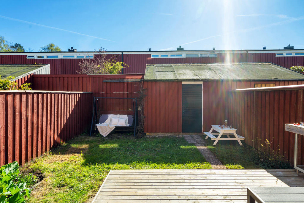 Mysig trädgården med plats för altan, studsmatta om så önskas odling och ett av två praktiska förråd 