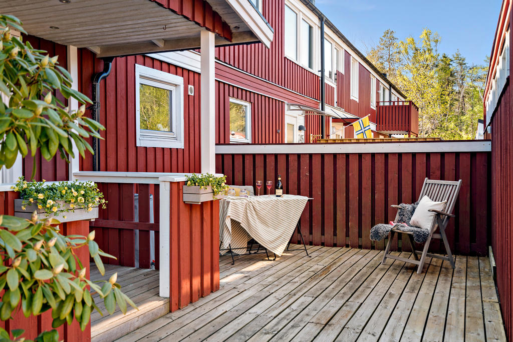 Altanen på framsidan ligger i västerläge och blir som ett extra rum sommartid