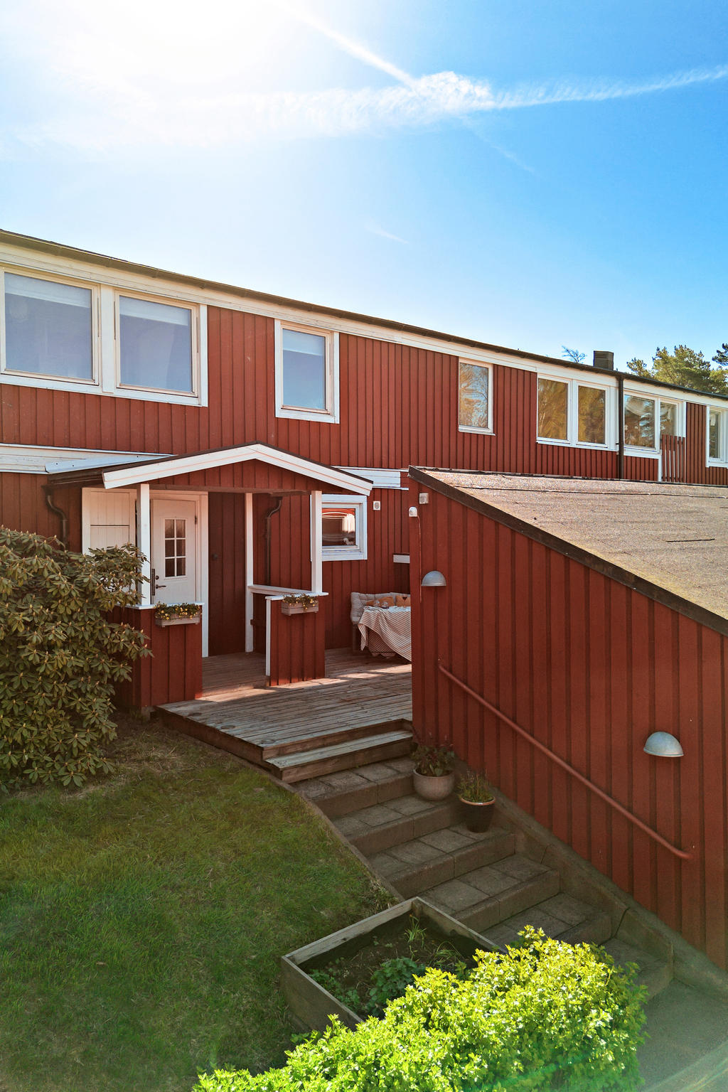 Den praktiska planlösningen, det nyrenoverade köket och det trevliga läget i området är bara några av bostadens många positiva attribut