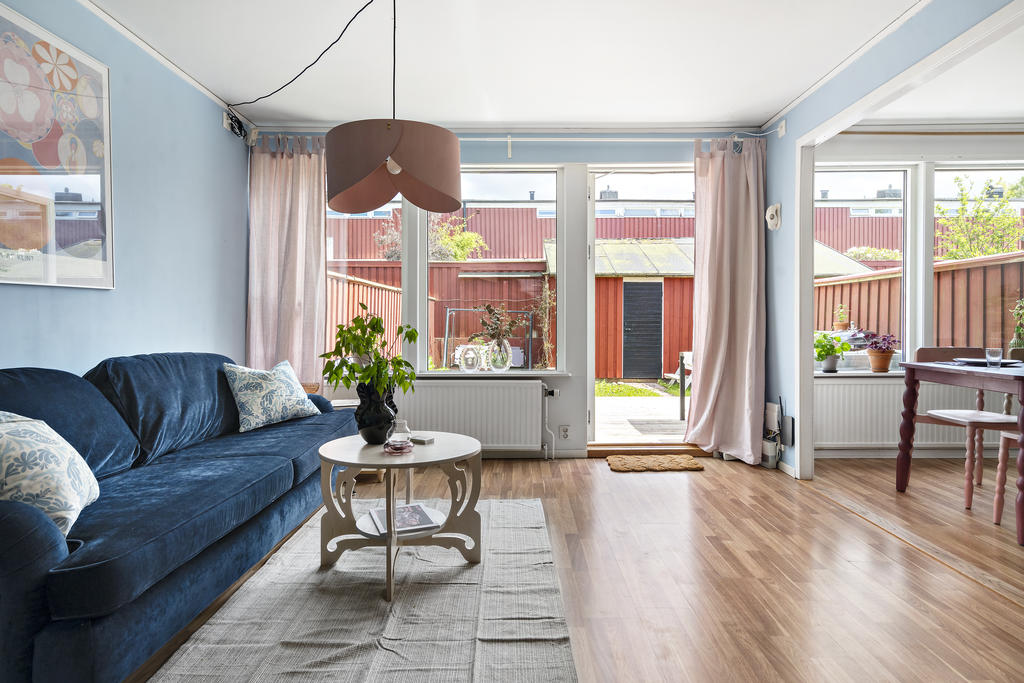 Välkomna in i detta härliga rum där stora fönsterpartier skapar ett fantastiskt ljusinsläpp och en ljus, trivsam atmosfär