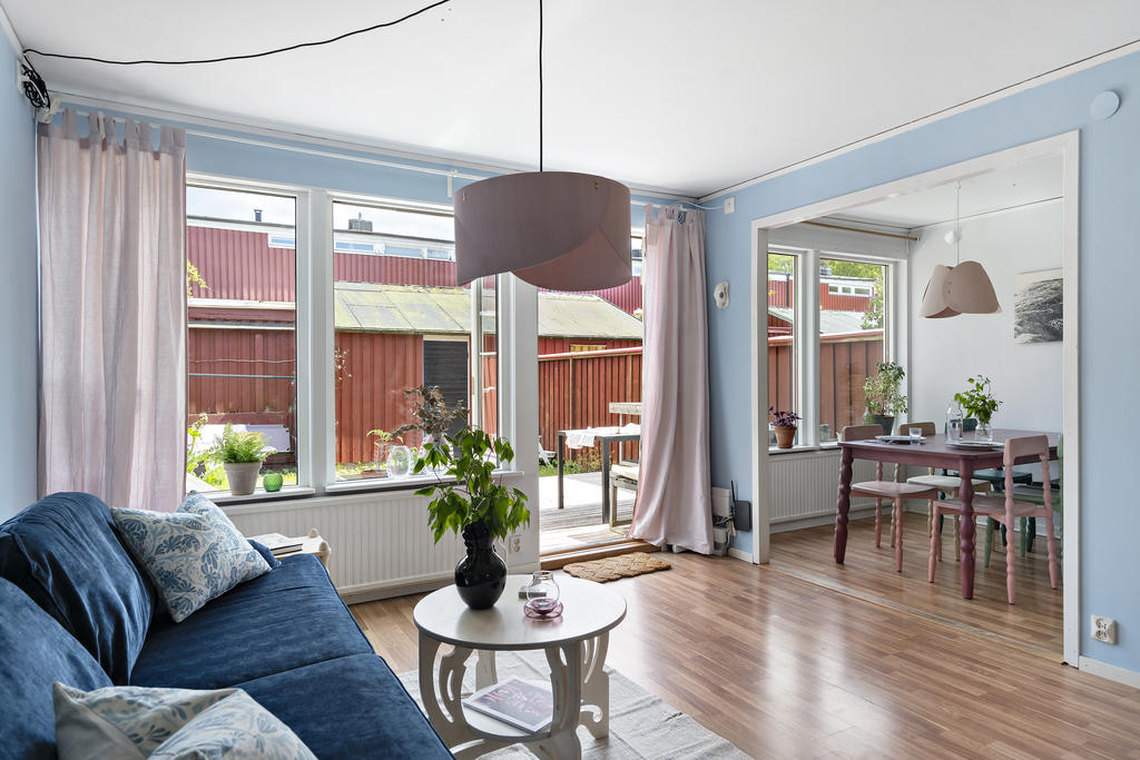 Planlösningen mellan köket och vardagsrummet är öppen och social 