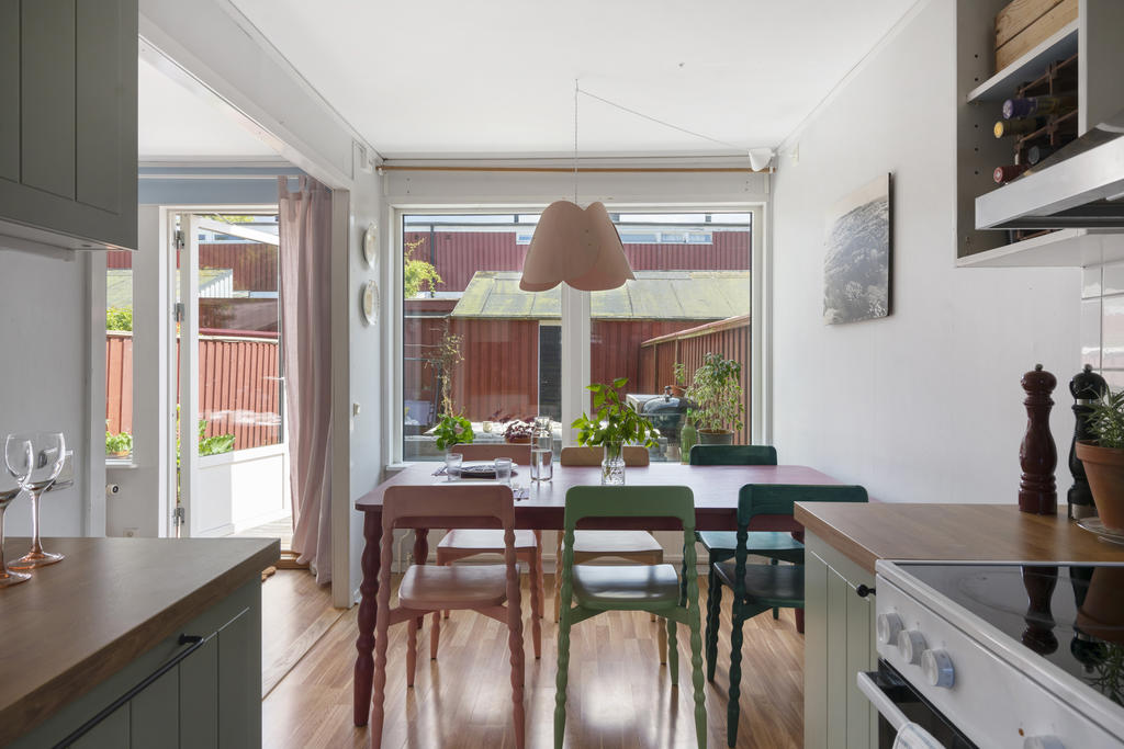 Från vardagsrummet nås den mysiga trädgården