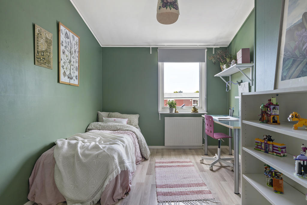 Här finns gott om plats för både säng, skrivbord samt lek- eller förvaringsutrymme