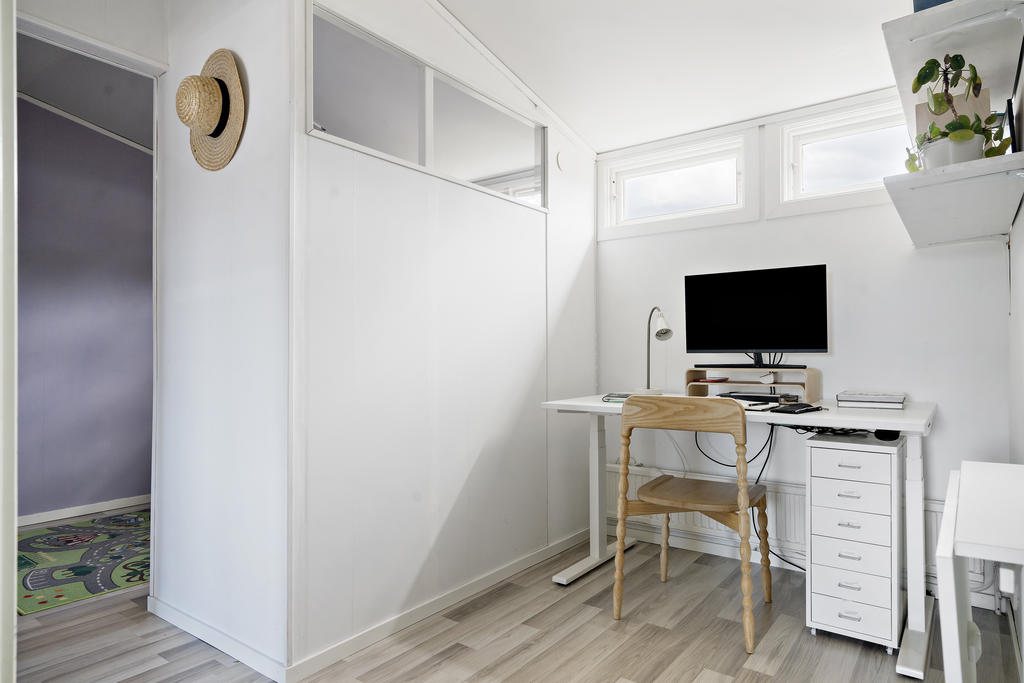 Här finns även ett utrymme som passar perfekt som hemmakontor, förvaringsyta eller annat