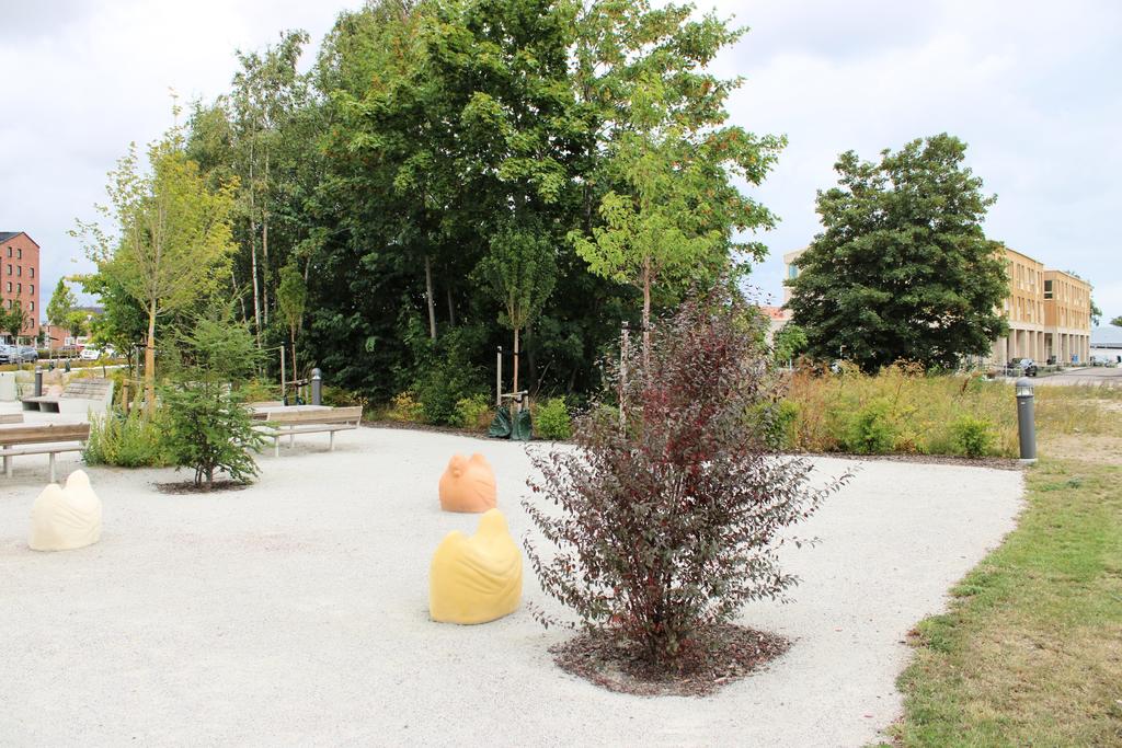 Vacker park i anslutning till fastigheten.