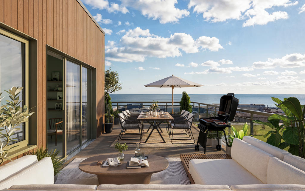 Penthouse.
Högst upp i husen väntar de två penthousevåningarna som med fyra rum och kök och en boendeyta på ca 101 m2 bjuder på en boendemiljö av det exklusivare slaget.
 
Generösa fönsterpartier ger betagande utsikter över havet och kustmiljön och de ca 59 m2 stora takterrasserna med sina sobert grå glas- och aluminiumräcken sätter pricken över i. 
Inspirationsbild, avvikelser kan förekomma.