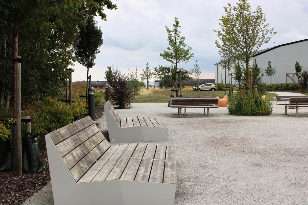 Vacker park i anslutning till fastigheten.