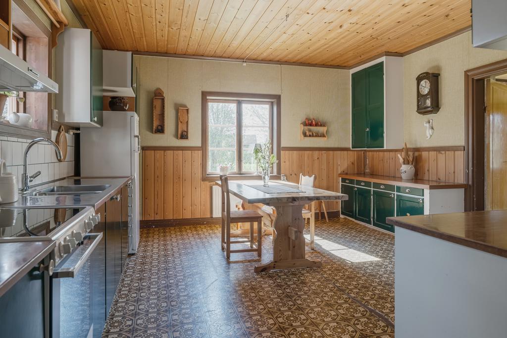 Rymligt kök med delvis luckor i original