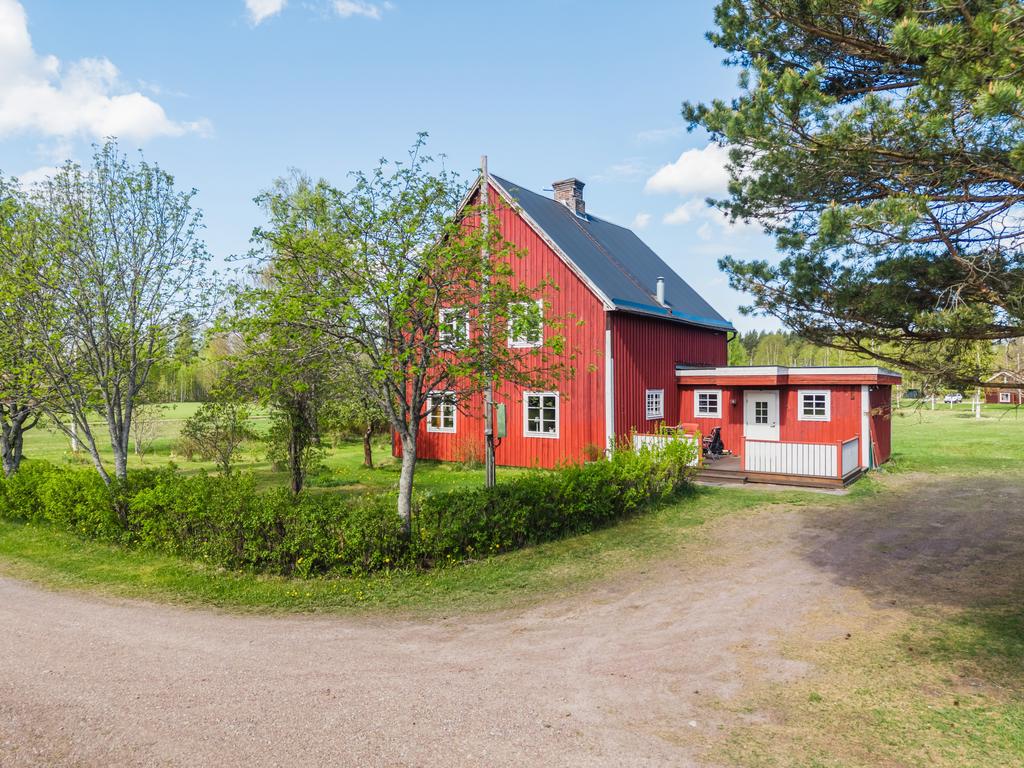 En rejäl villa med utbyggnad. 