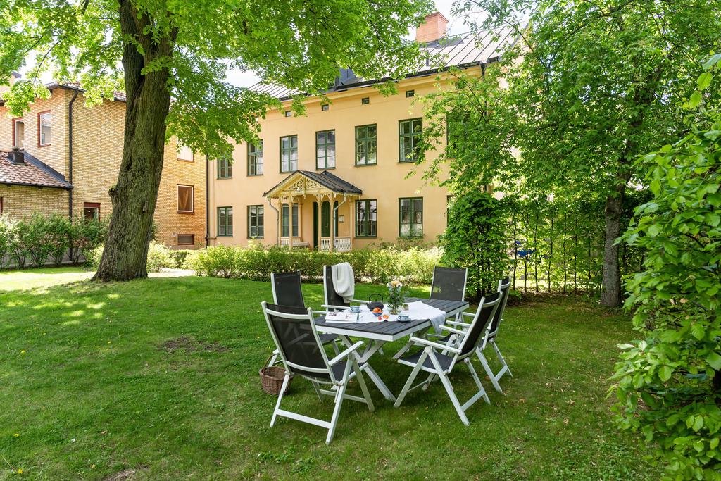 Gemensam uteplats i trädgården